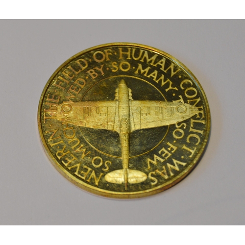 118 - Set of three 18ct gold medallions of graduated sizes, Battle of Britain 25th Anniversary, with certi... 