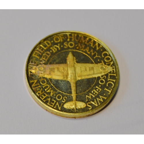 118 - Set of three 18ct gold medallions of graduated sizes, Battle of Britain 25th Anniversary, with certi... 