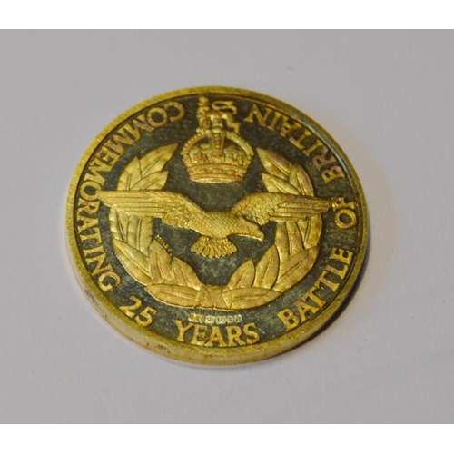 118 - Set of three 18ct gold medallions of graduated sizes, Battle of Britain 25th Anniversary, with certi... 