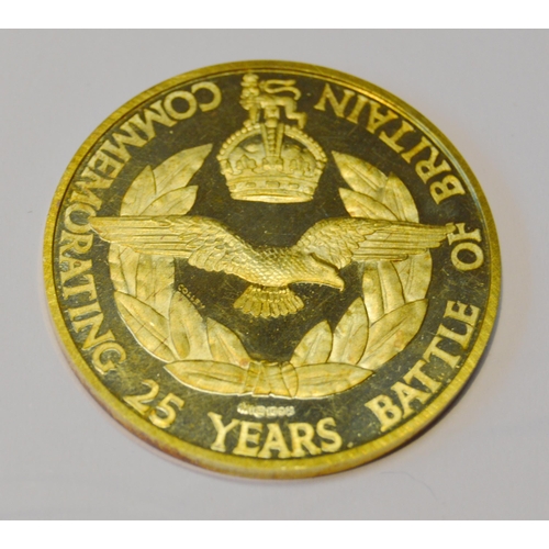 118 - Set of three 18ct gold medallions of graduated sizes, Battle of Britain 25th Anniversary, with certi... 