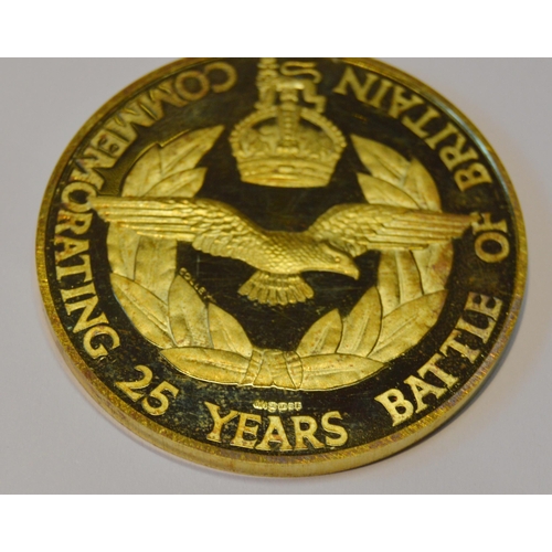 118 - Set of three 18ct gold medallions of graduated sizes, Battle of Britain 25th Anniversary, with certi... 