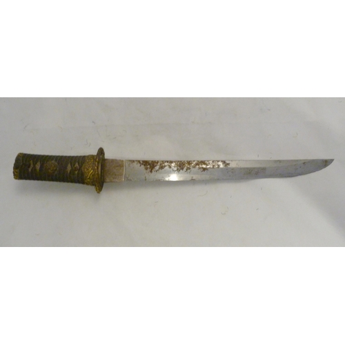 312 - Japanese tanto short sword, possibly Meiji period, unsigned tang, braided rayskin grip, gilt tsuba, ... 