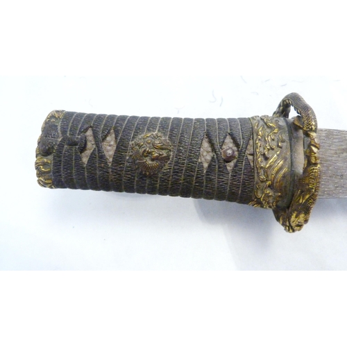 312 - Japanese tanto short sword, possibly Meiji period, unsigned tang, braided rayskin grip, gilt tsuba, ... 