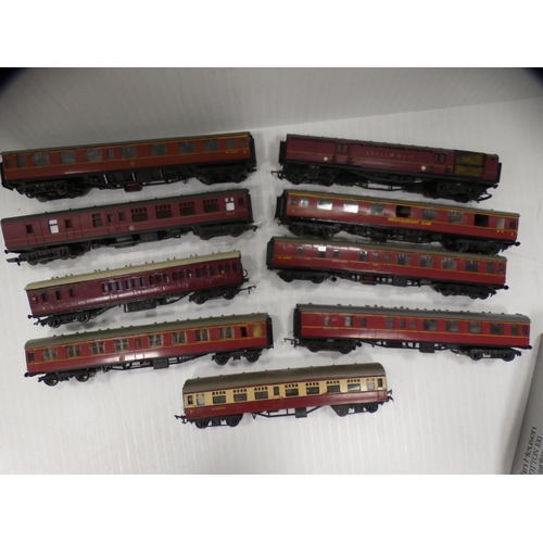 12 - Assorted OO gauge model carriages to include Royal Mail and a restaurant car etc.