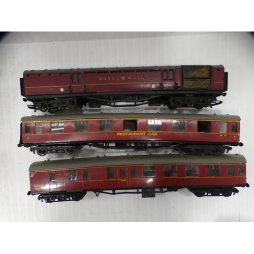 12 - Assorted OO gauge model carriages to include Royal Mail and a restaurant car etc.