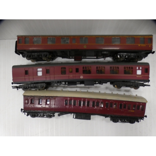 12 - Assorted OO gauge model carriages to include Royal Mail and a restaurant car etc.