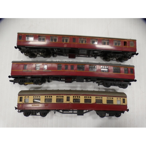 12 - Assorted OO gauge model carriages to include Royal Mail and a restaurant car etc.