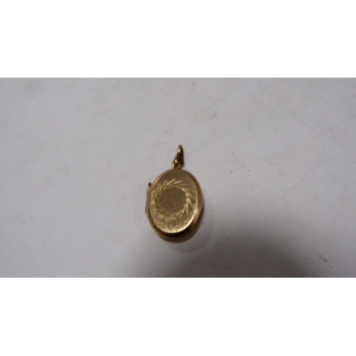 235 - 9ct gold oval locket, 3.3g.