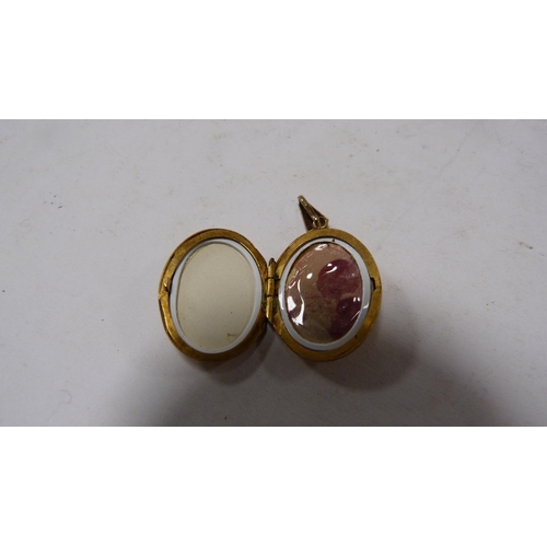 235 - 9ct gold oval locket, 3.3g.