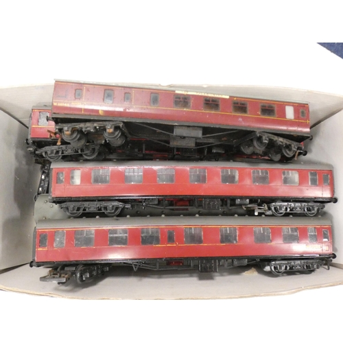 24 - Three boxes of assorted model engines, carriages and parts.