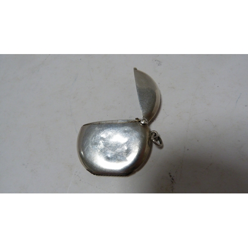 240 - Silver vesta box with striker to the underside, 18g.