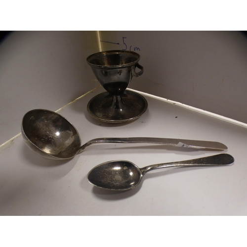 257 - Curios to include an egg cup, silver teaspoon, silver sauce ladle, silver pill box, vesta box etc., ... 