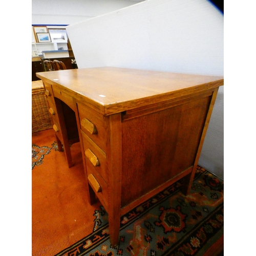 296 - Golden oak kneehole desk.