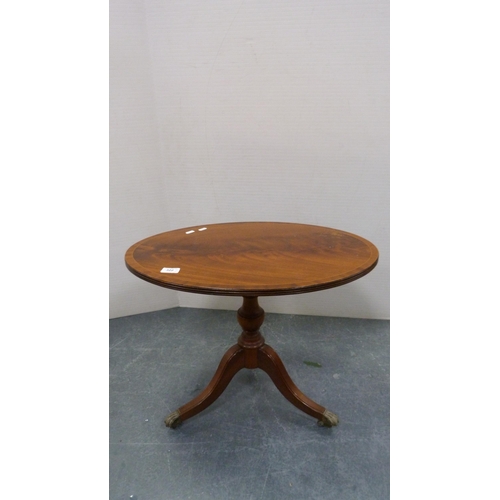 322 - Reproduction oval occasional table on tripod supports and a nest of three tables.