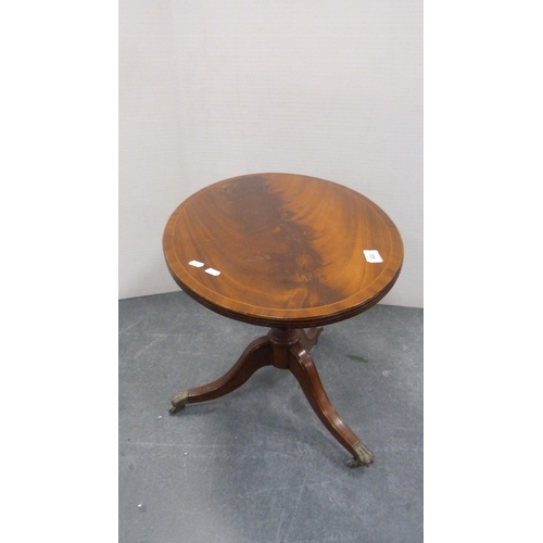 322 - Reproduction oval occasional table on tripod supports and a nest of three tables.