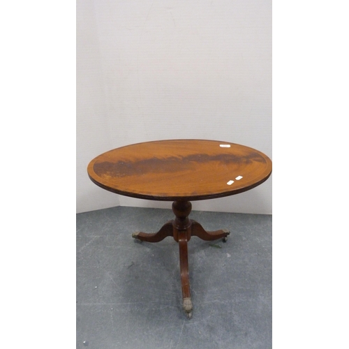 322 - Reproduction oval occasional table on tripod supports and a nest of three tables.