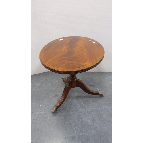 322 - Reproduction oval occasional table on tripod supports and a nest of three tables.