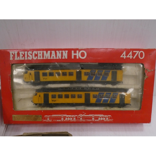 33 - Fleishmann HO 4470 model locos, Trackmaster wagons, Tri-ang carriages, spare parts etc.