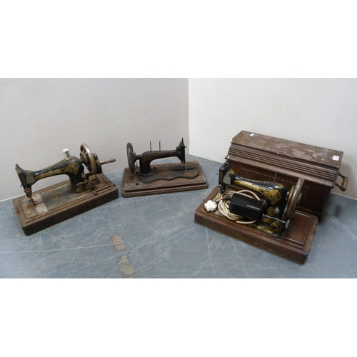 352 - Three portable Singer sewing machines.