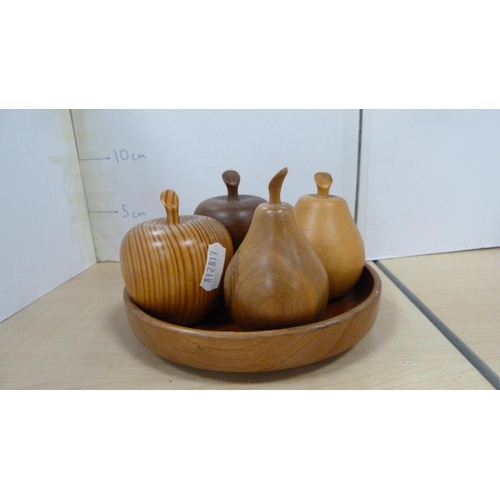 53 - Group of treen and wood items to include elephant figures, fruit, Indian-style dish, brass pot, wick... 