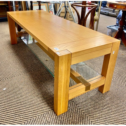 576 - Large oak coffee table with glass shelf, L : 136cms, D : 50cms, H : 45cms