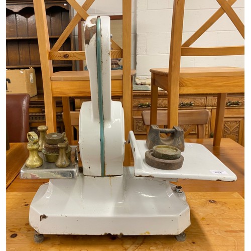 635 - Vintage Avery scales and weights