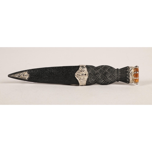 38 - Skean Dhu 18cm long