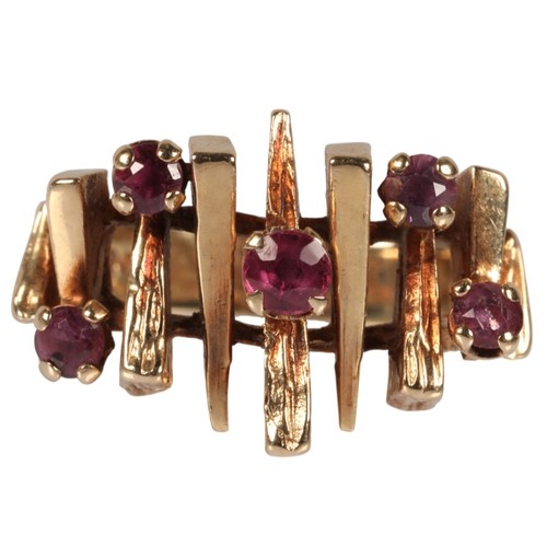 57 - 9ct gold ring in modernist design set with garnets , ring size J, 4.3g