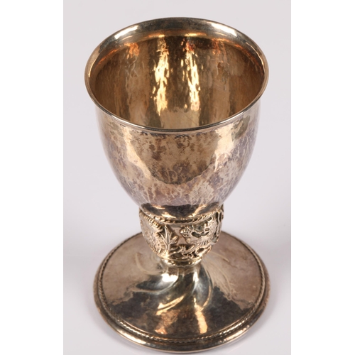 93 - Omar Ramsden, London (1873 - 1939)Silver goblet with ovoid bowl with flared lip, ovoid knop with emb... 