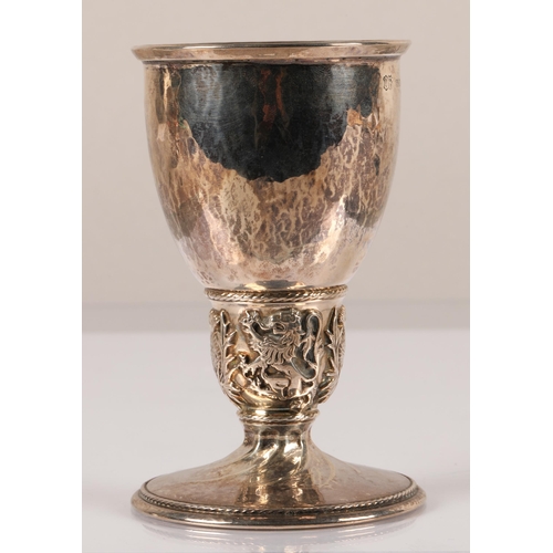 93 - Omar Ramsden, London (1873 - 1939)Silver goblet with ovoid bowl with flared lip, ovoid knop with emb... 