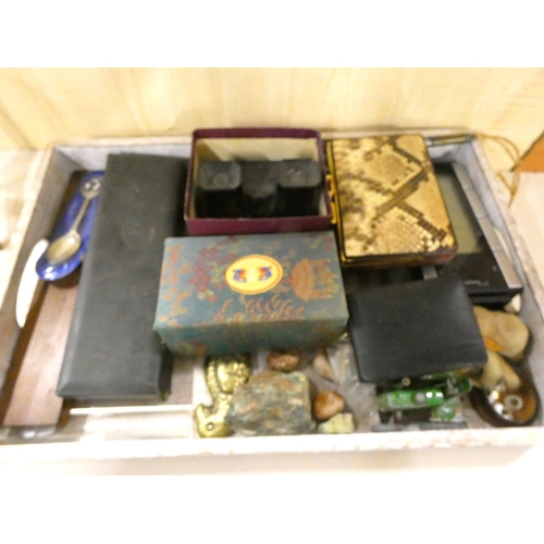 80 - Large tray of various curios to include viewfinder, brass ware etc.