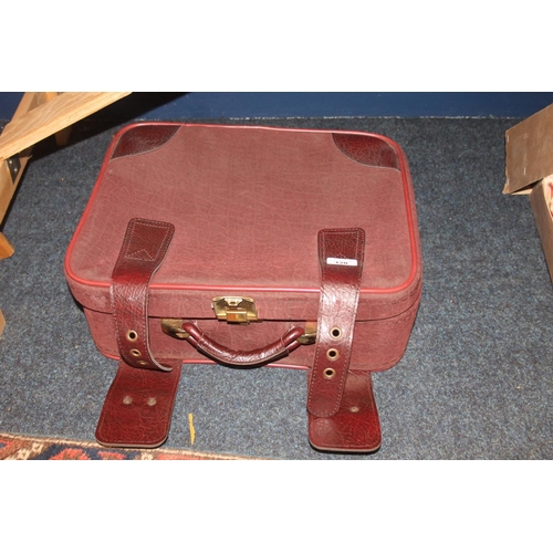 120 - Vintage case containing table linen.