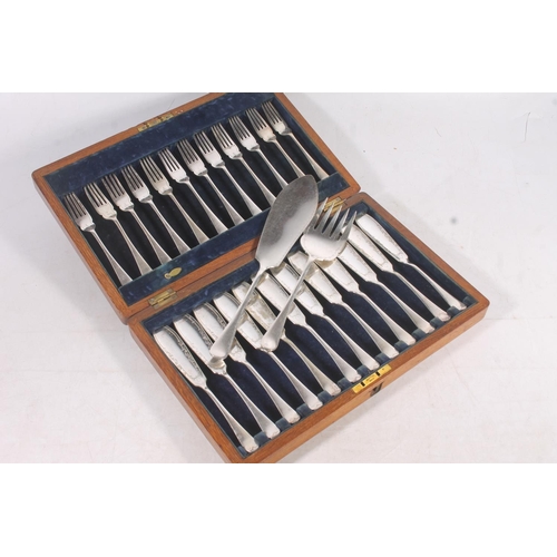 143 - Fish knives and forks cutlery set in oak case.