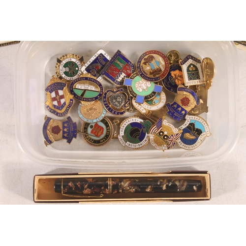 230 - Vintage enamel bowling and other badges, Parker Pens and a 'Unique' marbled fountain pen (qty)