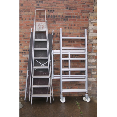 700A - Scaffolding unit and folding ladder