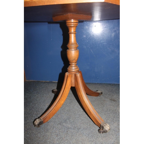 721 - Octagonal topped mahogany occasional table with leather skiver, in green.