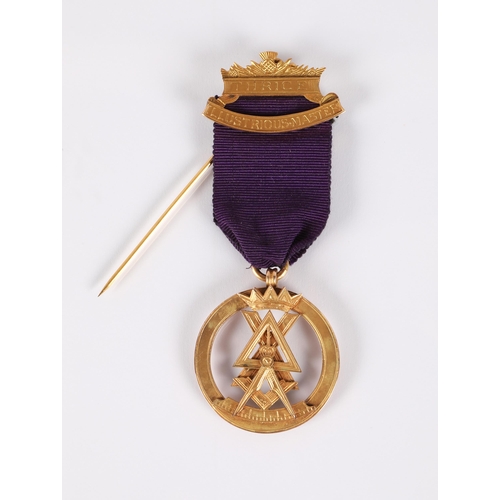 53 - 9ct gold masonic jewel in presentation case, Ayr St. Paul Cryptic Council No.18, approx. weight of p... 