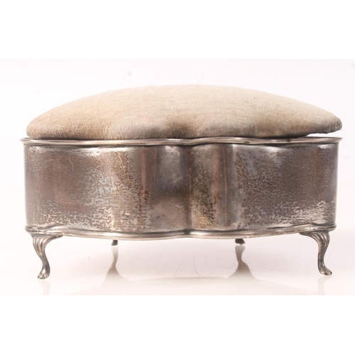 511 - Sterling silver shaped jewellery box on cabriole legs, the hinged lid opening to reveal 5 ring secti... 