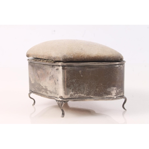 511 - Sterling silver shaped jewellery box on cabriole legs, the hinged lid opening to reveal 5 ring secti... 