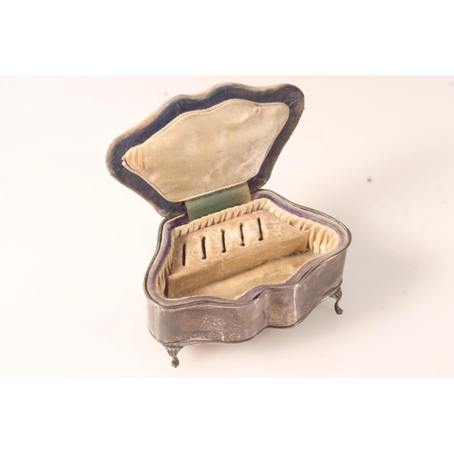 511 - Sterling silver shaped jewellery box on cabriole legs, the hinged lid opening to reveal 5 ring secti... 