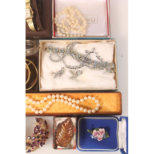 535 - Collection of costume jewellery, a silver bangle, brooches etc.