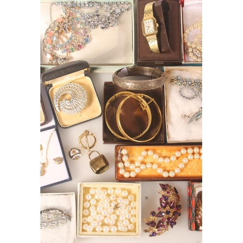 535 - Collection of costume jewellery, a silver bangle, brooches etc.