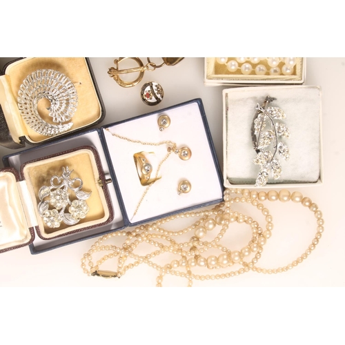 535 - Collection of costume jewellery, a silver bangle, brooches etc.