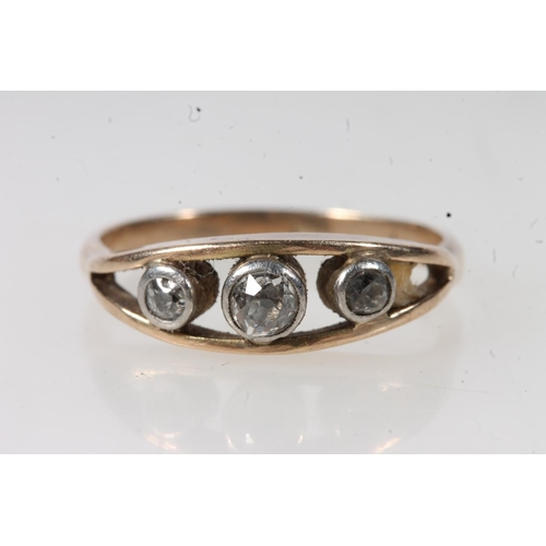 545 - Yellow gold diamond set three strone ladies ring, 2.9g.