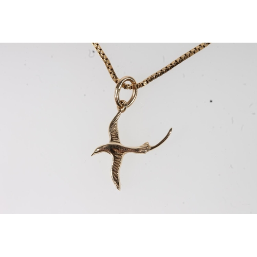 546 - 9ct gold ladies necklace with gold bird pendant, 2.4g.