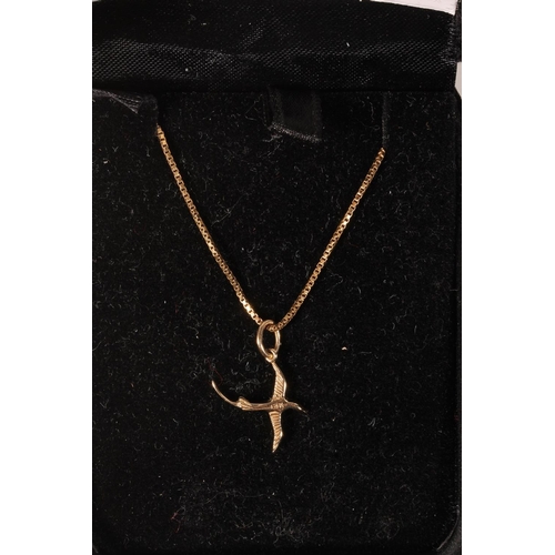 546 - 9ct gold ladies necklace with gold bird pendant, 2.4g.