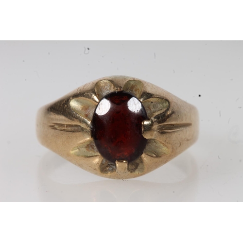 553 - 9ct gold faceted red stone set dress ring, 4.6g.