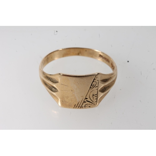 554 - 9ct yellow gold gents signet ring, 3.6g.