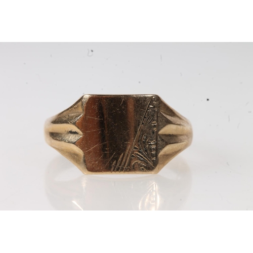 554 - 9ct yellow gold gents signet ring, 3.6g.