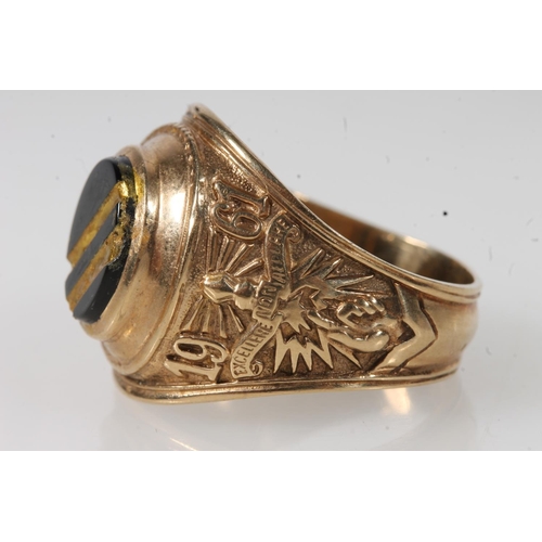 558 - 9ct gold gents ring set with central stone, 9.9g.